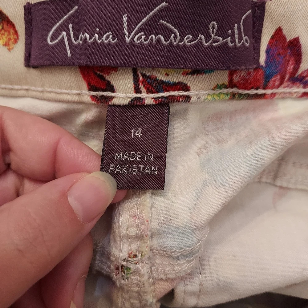 Gloria Vanderbilt Kaia Floral Print Skimmer Shorts in Size 14 - Picture 9 of 10